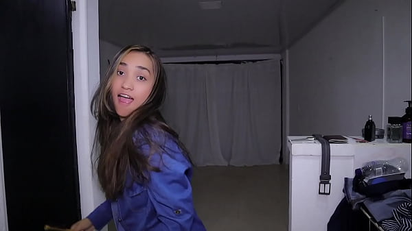 pequeña latina en casa del mejor amigo le echan leche en la boca