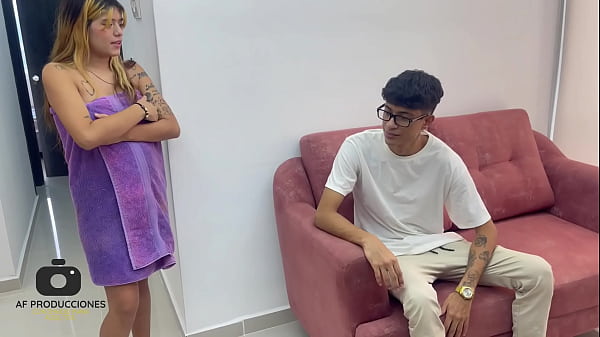 Embarazada latina le paga a joven repartidor con una venida en sus tetas y rica follada mientras su cornudo marido no esta