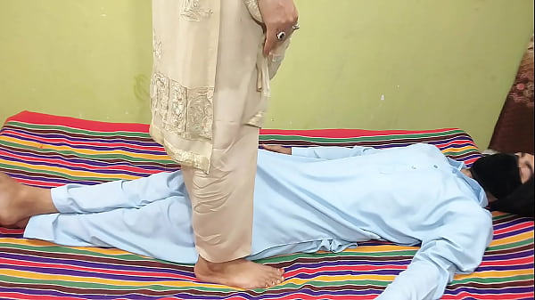 Indian Desi Bhabhi ki Chut ki Aag Bhujai Servant kay Moty Lulay Ny Servant ny Lula Mu mai Dal Diya