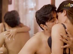 Brünettes Girl fickt mit ihrem indischen Lover